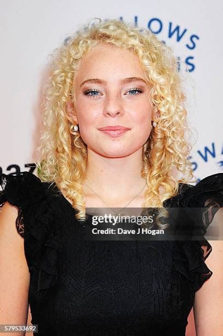  Seren Hawkes